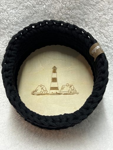 Häkelkorb mit Gravur auf dem Holzboden Häkelkorb mit Westerhever Leuchtturm