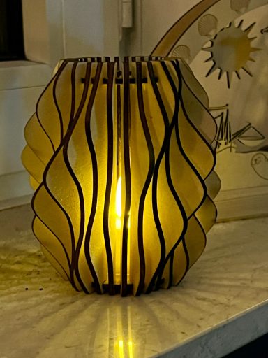 Stylische Lampe aus Holz mit Teelicht Stylische Lampe aus Holz mit Teelicht