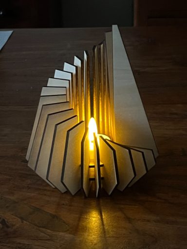 Stylische Lampe mit Teelicht aus Holz Stylische Lampe mit Teelicht aus Holz