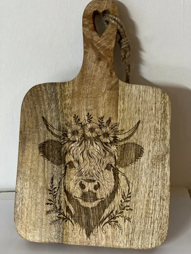 Graviertes Holzbrett aus Mangoholz mit einem niedlichen Highland-Cow Motiv graviert Holzbrett Mango mit Highland Gravur