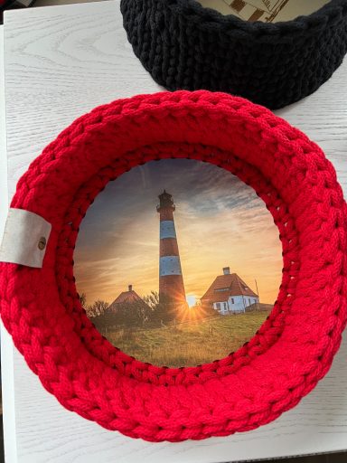 Häkelkorb mit bedrucktem Holzboden Häkelkorb mit Foto Westerhever auf Boden